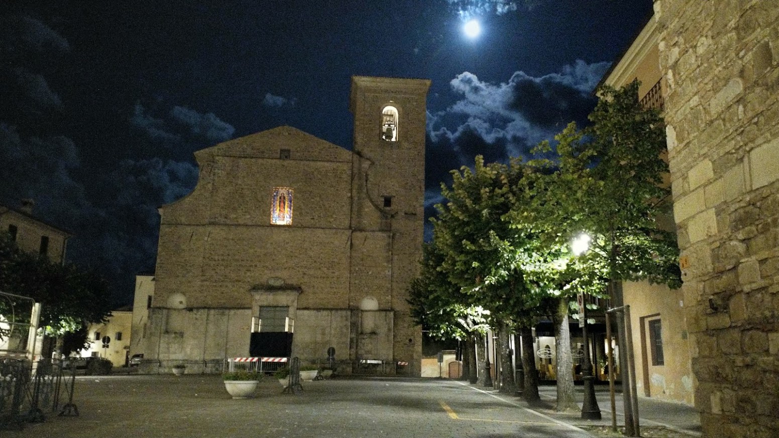 Estate 2019. La piazza di Cingoli, con la luna piena, alle quattro del mattino.